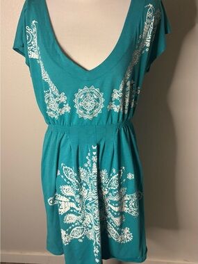 Venus Coverup / Dress Teal
and White Stretch Lightweight Size Medium.